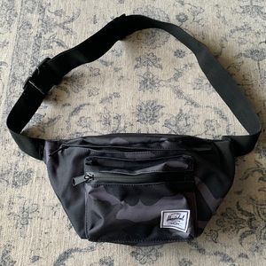 Herschel Seventeen Unisex Waist Pack - Night Camo
